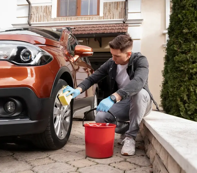 Lavage auto à domicile Courcelles-lès-Lens : professionnel intervenant sur un véhicule